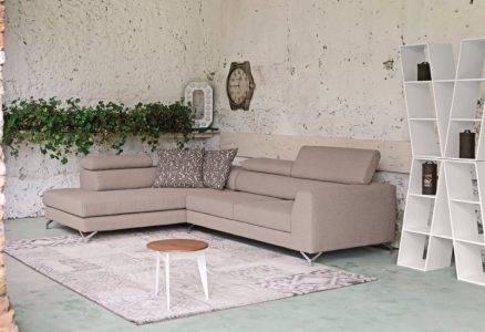 Divano design moderno angolare con poggiatesta reclinabile con sedute scorrevoli lineare pelle e tessuto, modello River | Gobbo Salotti